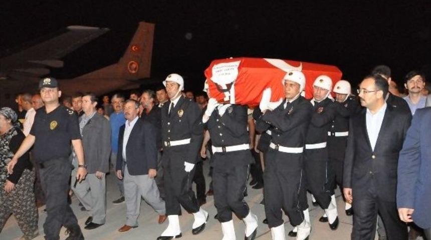 Binlerce Uşaklı Şehidini Karşılamak İ&ccedil;in Havalimanına Akın Etti