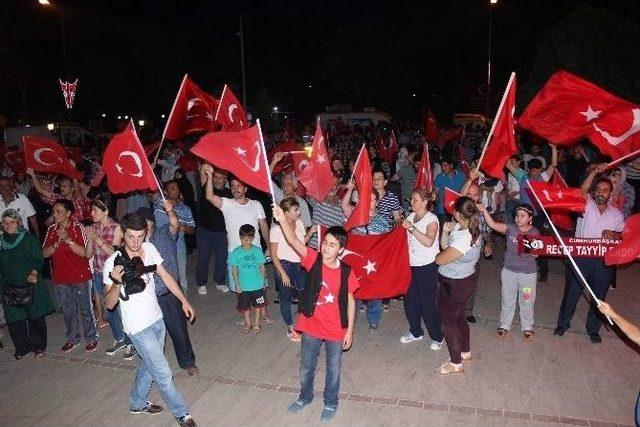 Demokrasi Nöbeti Devam Ediyor