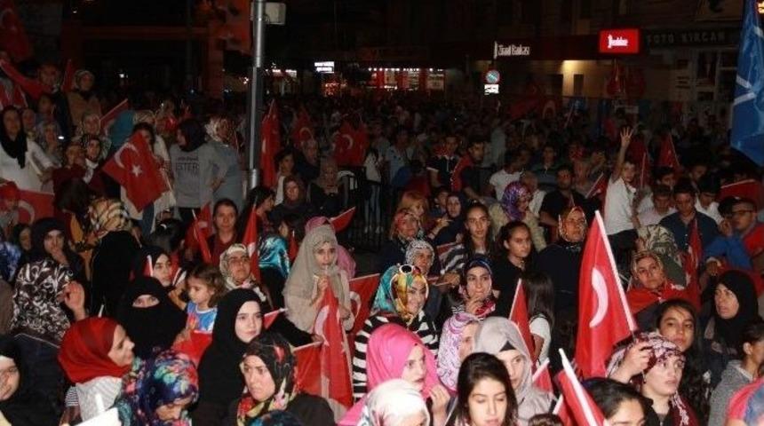 Demokrasi N&ouml;beti İlk G&uuml;nk&uuml; Heyecanla S&uuml;r&uuml;yor