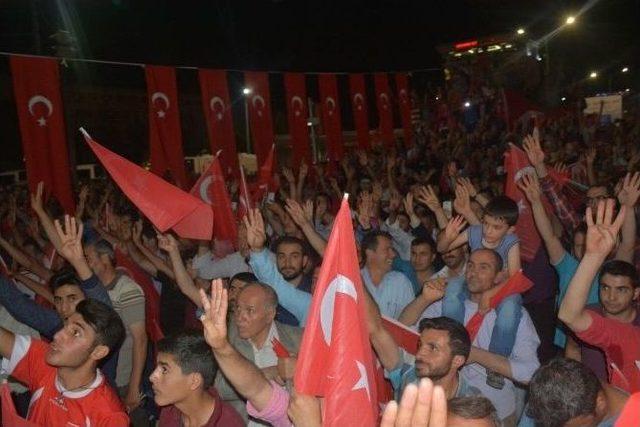 Demokrasi Nöbeti İlk Günkü Heyecanla Sürüyor