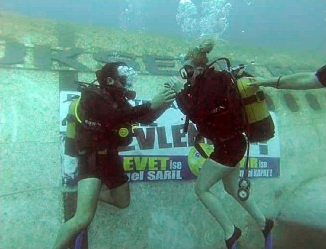 Batık U&ccedil;akta Evlenme Teklifi