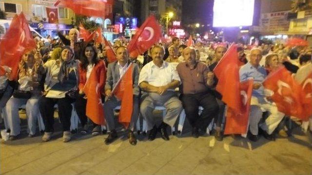 Burhaniye’de Demokrasi Nöbeti Coşkusu