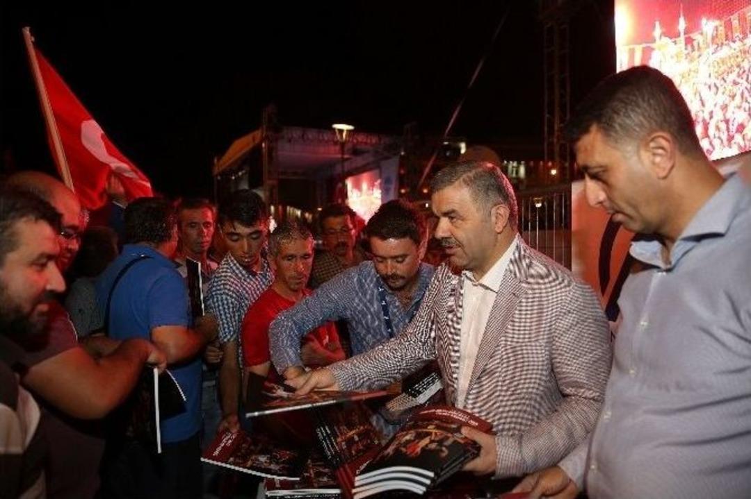 Demokrasi N&ouml;beti Kesintisiz S&uuml;r&uuml;yor