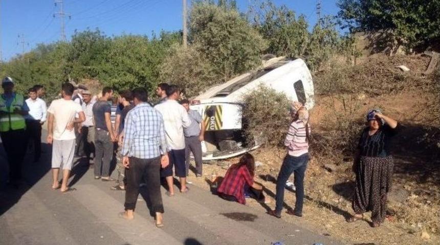 Tekstil İş&ccedil;ilerini Taşıyan Minib&uuml;s Takla Attı: 14 Yaralı