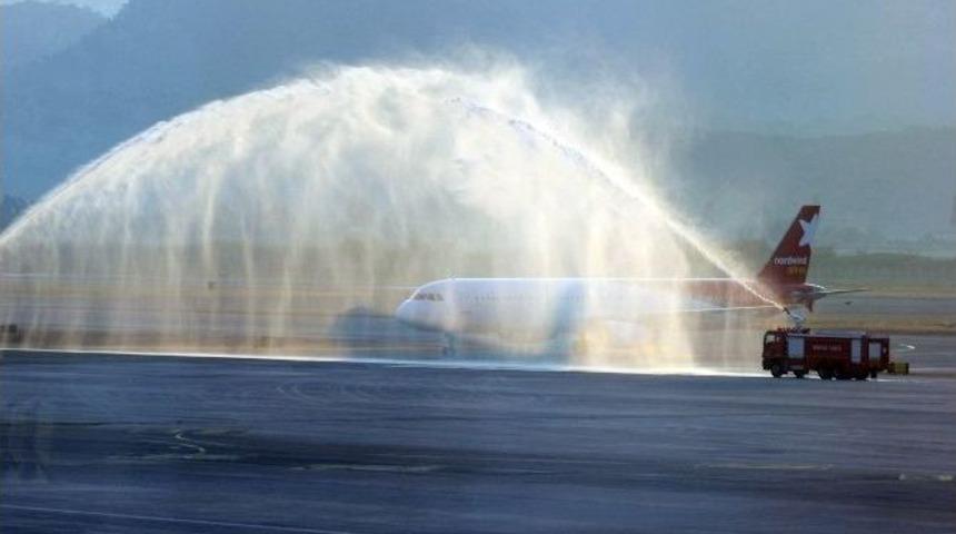 Rusya&rsquo;dan Dalaman&rsquo;a Gelen U&ccedil;ak Su Takıyla Karşılandı