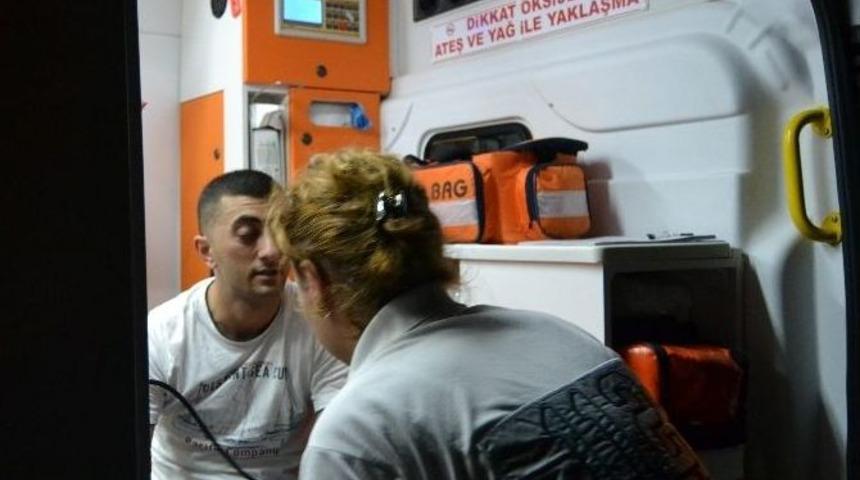 Virajı Alamayan Ticari Taksi Yol Kenarındaki Ağaca &Ccedil;arptı