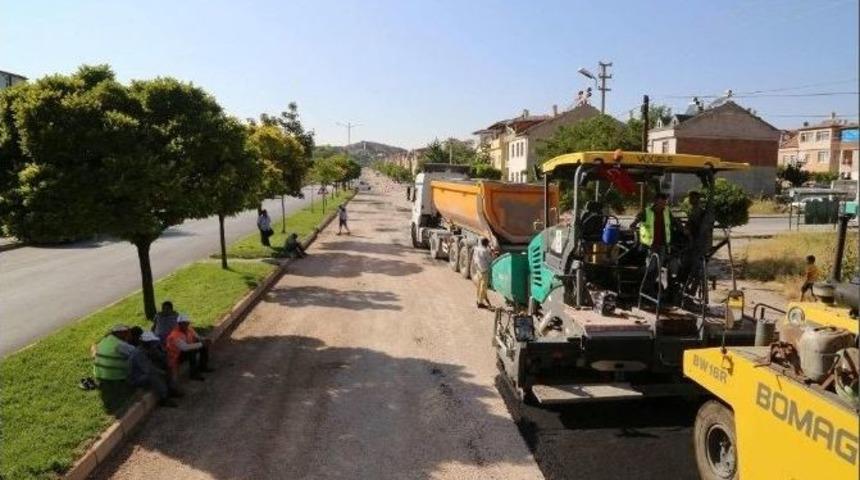 Osmanlı Mahallesi Tennuri Caddesi&rsquo;nde Asfaltlama &Ccedil;alışması