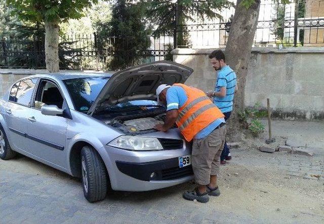 Otomobilde Mahsur Kalan Kediyi İtfaiye Kurtardı