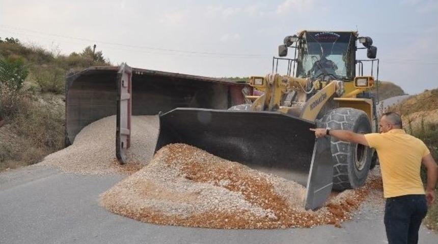&Ccedil;akıl Y&uuml;kl&uuml; Kamyon Devrildi