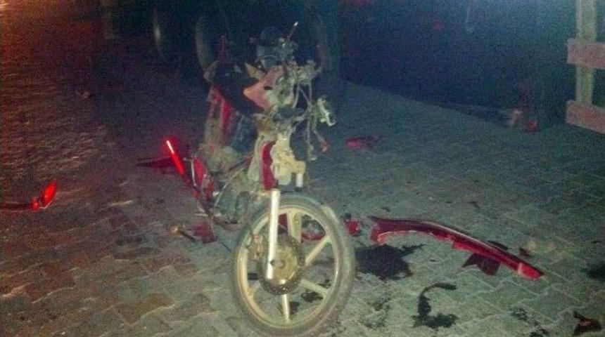 Park Halindeki Tır&rsquo;a &Ccedil;arpan Motosiklet S&uuml;r&uuml;c&uuml;s&uuml; Yaralandı