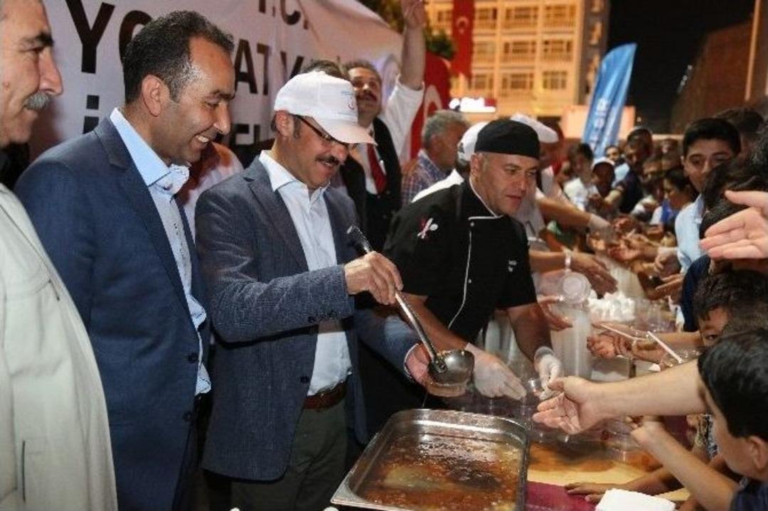 Yozgat&rsquo;ta Demokrasi N&ouml;betine Katılan Vatandaşlara Aşure İkram Edildi