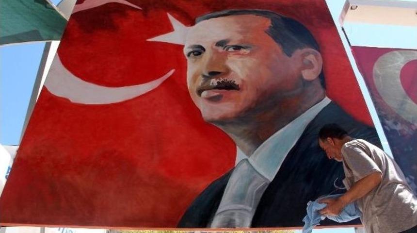 Demokrasi Meydanı Suriyeli Ressam&rsquo;ın Fır&ccedil;asıyla Renklendi