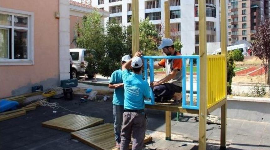 &Ccedil;ankaya Belediyesi G&uuml;nd&uuml;z Bakımevleri&rsquo;nde Eskiyen &Ccedil;ocuk Alanlarını Yeniliyor
