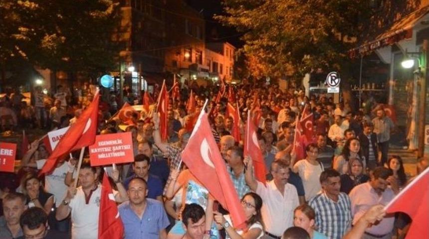 Ayvacık&rsquo;ta Demokrasi Şehitleri İ&ccedil;in 5 Bin Kişi Y&uuml;r&uuml;d&uuml;