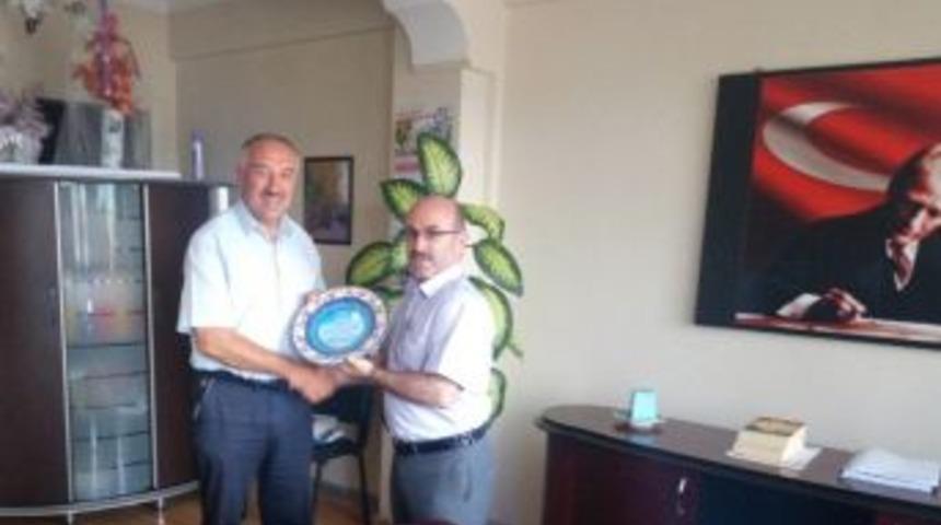 Emekli Olan Halk Eğitim Merkezi M&uuml;d&uuml;r&uuml; &Ouml;z&ccedil;elik&rsquo;e Plaket