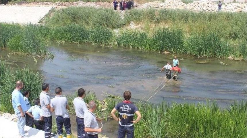 &Ccedil;ayda Mahsur Kalan Kadını İtfaiye Ekipleri Kurtardı