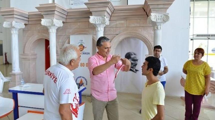 Sevincini Başkan Uysal&rsquo;la Paylaştı