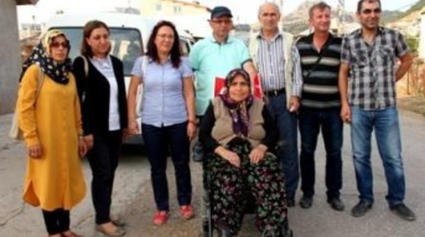 Engelli Vatandaşa Ak&uuml;l&uuml; Araba Hediye Edildi