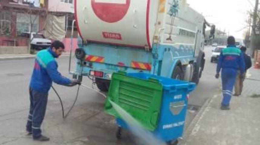 Kartepe&rsquo;de Konteynerler Dezenfekte Ediliyor
