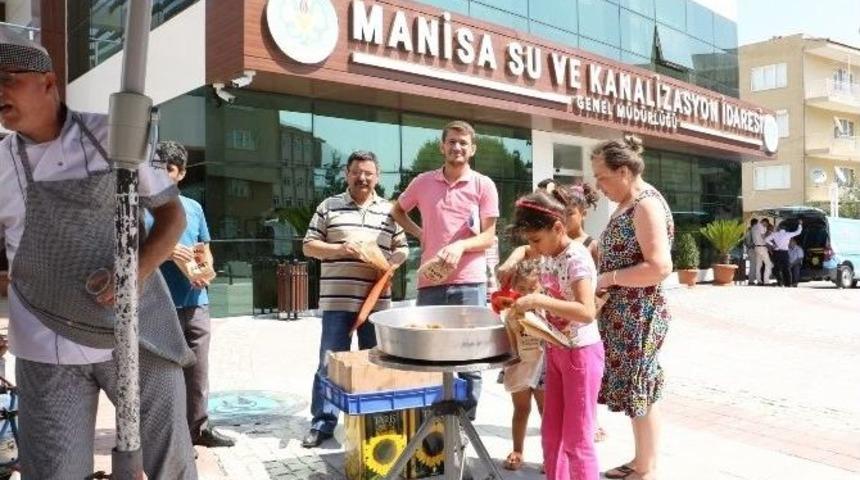 Başkan Erg&uuml;n Vatandaşa Lokma Dağıttı