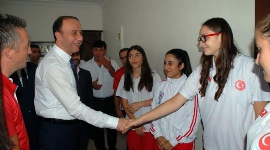 Şampiyon Boks&ouml;rler Vali Erin&rsquo;i Ziyaret Etti