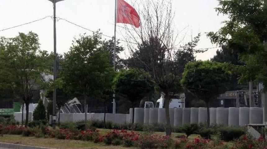 Tugay Ve Jandarma Komutanlığı&rsquo;nın &Ouml;n&uuml;ndeki Beton Bloklar Kaldırılıyor