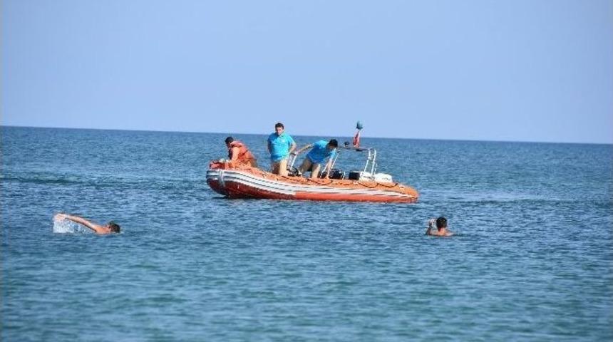 Denizde Şambrelden D&uuml;şen Kadın Kayboldu