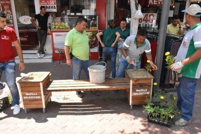 Oturma Bankları Tarihi Uzun Çarşıyı Süsledi