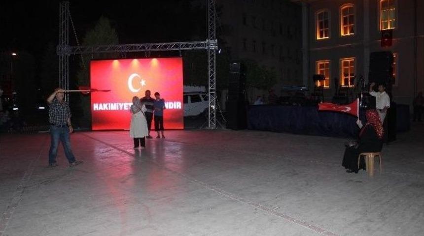 Yaşlı Kadının Demokrasi N&ouml;beti G&ouml;renleri Duygulandırdı