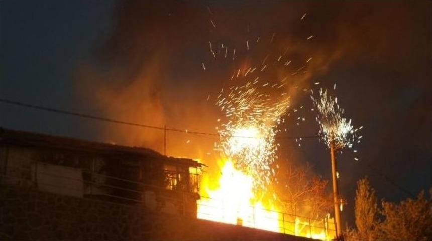 Elektrik Kablolarına Ve Eve Sı&ccedil;rayan Yangın Faciaya Neden Oluyordu