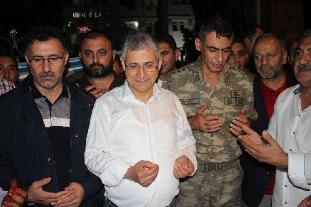 Iğdırlılar Darbe Girişimin Karşı Tutulan Demokrasi N&ouml;betinde