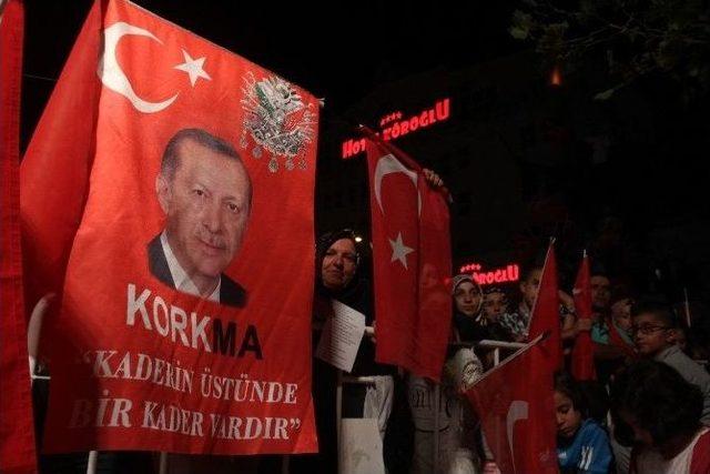 Uğur Işılak Bolu’da Demokrasi Nöbetinde Binlerce Kişiyi Coşturdu