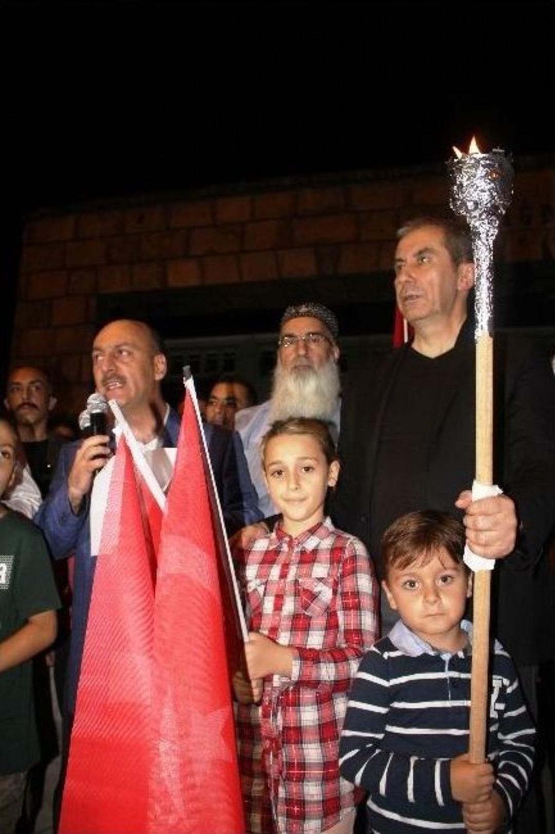 Iğdırlılar Darbe Girişimine Karşı Meşale Bayraklarla Y&uuml;r&uuml;d&uuml;ler