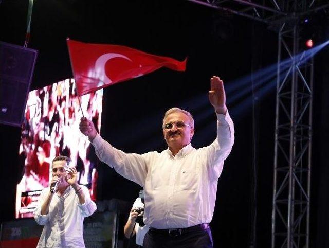 Antalya’daki Patlama Demokrasi Nöbetine Engel Olamadı