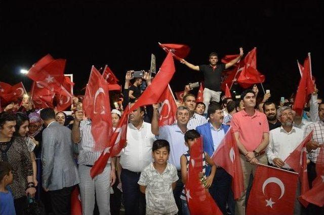 Diyarbakır’da Demokrasi Nöbeti Devam Ediyor