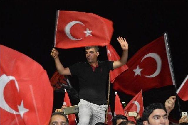 Diyarbakır’da Demokrasi Nöbeti Devam Ediyor