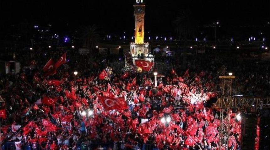 İzmirliler Yirmi Gündür Demokrasi Nöbetinde