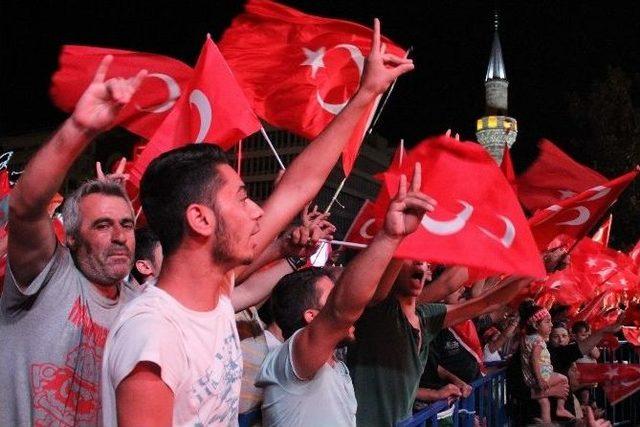 İzmirliler Yirmi Gündür Demokrasi Nöbetinde