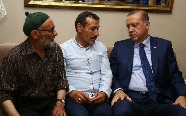 Cumhurbaşkanı Erdoğan, Şehit Ailesini Ziyaret Etti