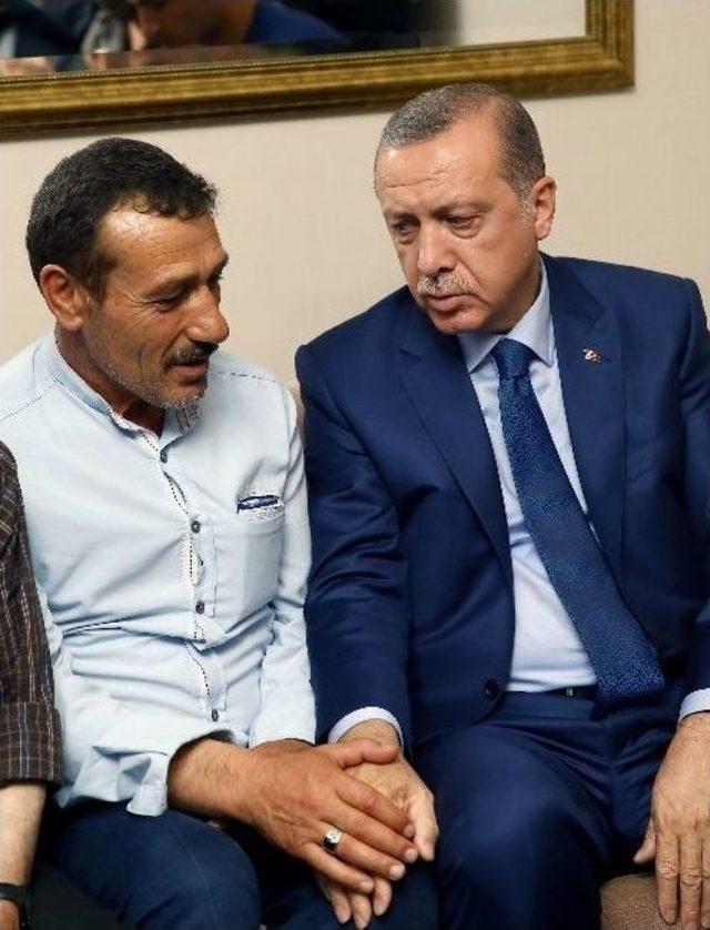 Cumhurbaşkanı Erdoğan, Şehit Ailesini Ziyaret Etti