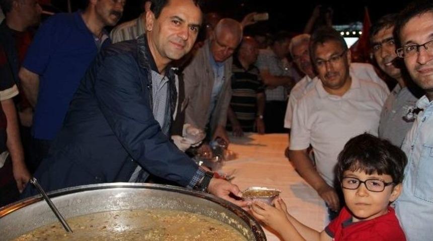 Vali Aktaş, Aşure Dağıttı