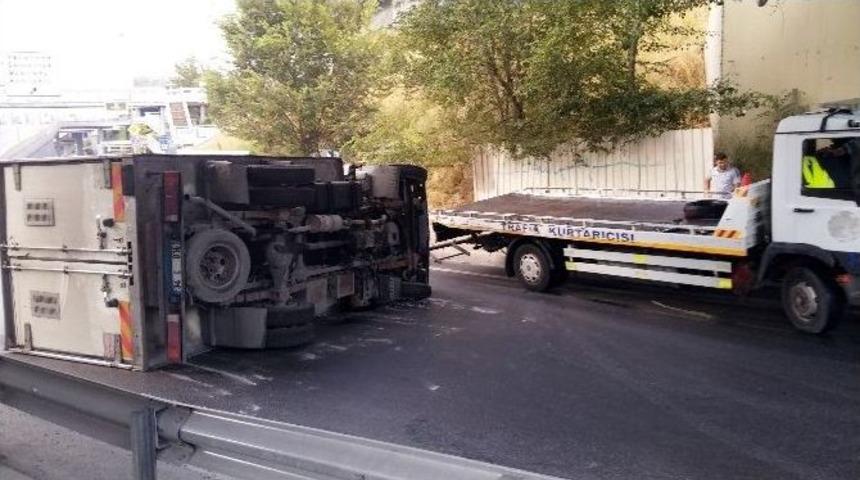 (&ouml;zel Haber) Virajı Alamayan Kamyonet Yan Yattı, Trafikte Yoğunluk Oluştu