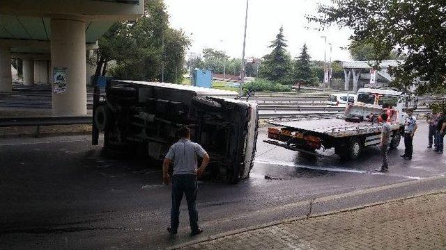 (özel Haber) Virajı Alamayan Kamyonet Yan Yattı, Trafikte Yoğunluk Oluştu