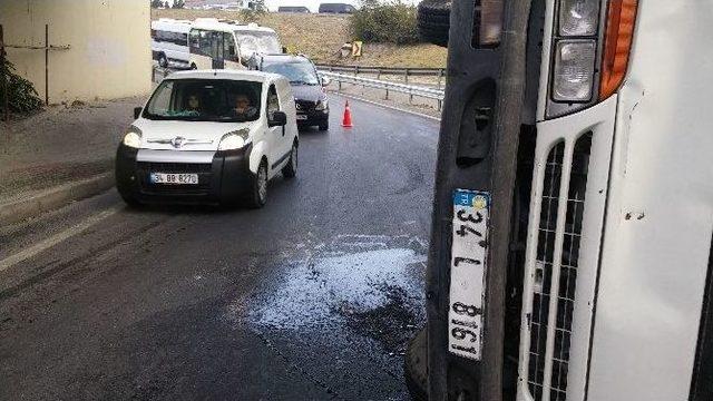 (özel Haber) Virajı Alamayan Kamyonet Yan Yattı, Trafikte Yoğunluk Oluştu