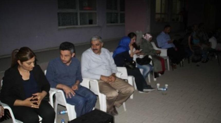 Polisten Pankartlara El Koyma