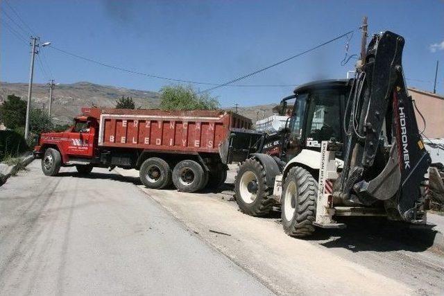 Kanalizasyon Hattı Yenileme Çalışmaları Devam Ediyor