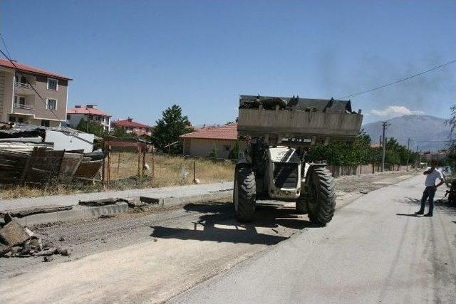 Kanalizasyon Hattı Yenileme Çalışmaları Devam Ediyor