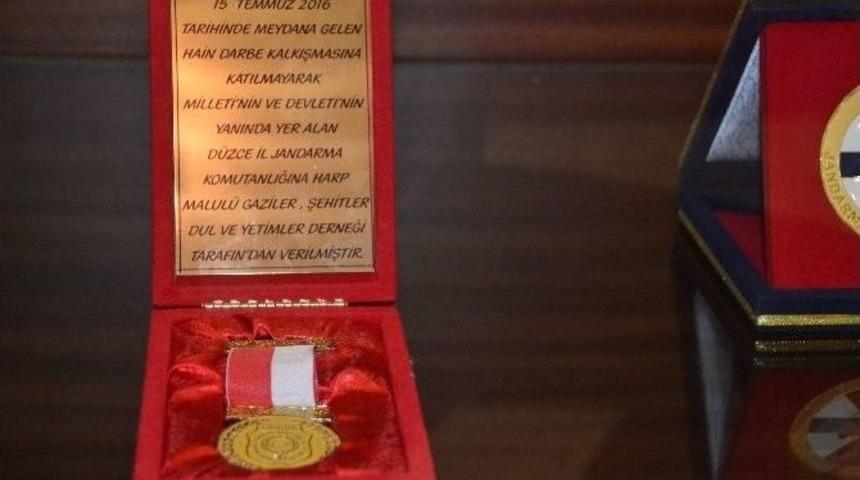 Şehit Yakınları Ve Gazilerden Jandarma Komutanı G&uuml;venir&rsquo;e &Ouml;v&uuml;n&ccedil; Madalyası