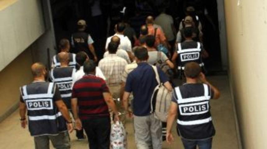 Antalya&rsquo;da 22 R&uuml;tbeli Polis Tutuklandı