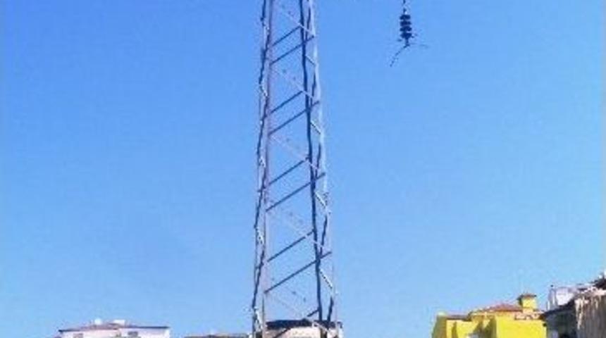 Y&uuml;ksek Gerilim Hatlarının Elektrik Telleri Kesildiği Halde Direkler Ayakta Kaldı